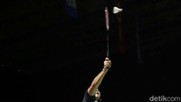 Marcus Fernaldi Gideon melepaskan smash keras.