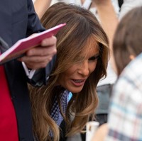 Melania saat menyapa para tamu di acara piknik. Sebelumnya, Melania sempat memicu kontroversi lantaran menggunakan jaket I dont care, do you? saat mengunjungi anak-anak imigiran di perbatasan AS-Meksiko. (Foto: Getty Images)