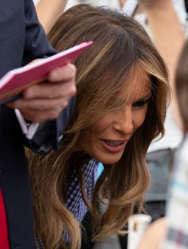 Melania saat menyapa para tamu di acara piknik. Sebelumnya, Melania sempat memicu kontroversi lantaran menggunakan jaket I dont care, do you? saat mengunjungi anak-anak imigiran di perbatasan AS-Meksiko. (Foto: Getty Images)