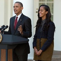 Selain memiliki ketertarikan dengan olahraga tenis, Malia pun tertarik di dunia film. Kakak dari Sasha Obama itu sempat magang di serial drama Girls yang dibintangi oleh Lena Dunham.  Foto: dok. Getty Images