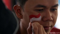 Ada juga yang mengecat wajahnya dengan merah putih.