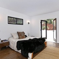 Kamar tidur memiliki pintu kaca dan bersebelahan dengan area outdoor. Foto: Dok. Elite Readerss/ Tracy Do Real Estate