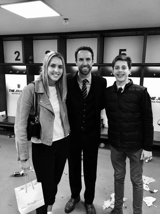 Peraturan yang mungkin saja terinspirasi keluarganya sendiri itu pun dianggap berhasil membuat pemain Inggris lebih santai dan bisa berlaga lebih prima. Foto: Facebook Alison Southgate