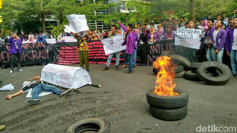 Bawa Keranda, Mahasiswa-Dosen Tolak Pelantikan Rektor Unigal Bawa Keranda, Mahasiswa-Dosen Tolak Pelantikan Rektor Unigal