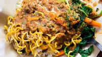 Pecel plus bakmi goreng? Ini ciri khas pecel pasar Bringharjo yang dinikmati @endopratomo. Kenyang dan puas pastinya! Foto: Instagram @endopratomo