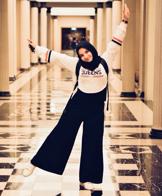 Tampilan simple tampaknya jadi andalan Sarah. Memakai baju kasual seperti kaos lengan panjang dan palazzo, Sarah tampak sangat muda. Foto:Instagram/zeezeeshahab