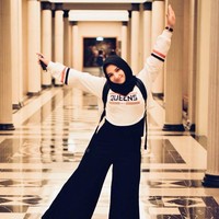 Tampilan simple tampaknya jadi andalan Sarah. Memakai baju kasual seperti kaos lengan panjang dan palazzo, Sarah tampak sangat muda. Foto:Instagram/zeezeeshahab