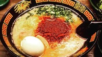 Wow, sedapnya! Kuah ramennya terlihat kental dan berminyak. Dengan mie yang tipis makin enak disajikan dengan telur rebus dan taburan bubuk cabai. Ramen ini dicicip oleh Sabrina di Ichiran Dotonbori, Jepang. Foto: Instagram @sabrinachairunnisa_