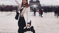 Begini gaya foto Brigita saat berada di ikoniknya Kota Paris, Menara Eiffel. (imbrigita/Instagram)
