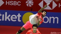 Serangan demi serangan di berikan pasangan ganda campuran Jepang untuk memperoleh poin. Owi/Butet pun terus mengejar poin untuk memberi jarak dengan Jepang.