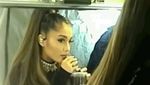 Cantiknya Ariana Grande Saat Berpose dengan Minuman Favoritnya