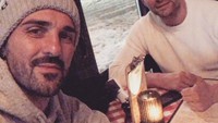 Saat di New York, Villa hendak makan bersama temannya di sebuah resto. Mereka berselfie dulu sebelum memilih menu makanannya. Foto: Instagram @davidvilla