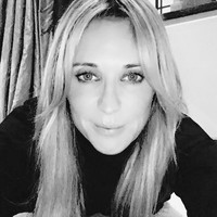 Dilansir The Sun, Gareth Southgate sendiri memang seseorang yang berkomitmen kepada keluarga. Bukan tidak mungkin jika sang istri Alison adalah sosok dibalik kesuksesannya. Foto: Facebook Alison Southgate