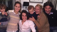 Berulang tahun, Edinson Cavani dengan rambut gondrongnya terlihat ganteng. Momen berkumpul bersama keluarga ini dilakukan untuk rayakan ulang tahun Cavani. Foto: Instagram @cavaniofficial21