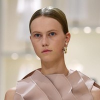 Sederhana bukan berarti biasa-biasa saja bukan? Gaya rambut ini sangat cocok bagi perempuan dinamis yang tak punya waktu lama untuk berdandan namun ingin tetap terlihat memukau. (Foto: Getty Images)