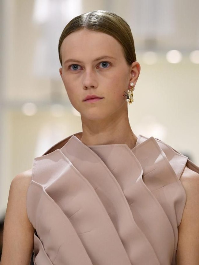 Sederhana bukan berarti biasa-biasa saja bukan? Gaya rambut ini sangat cocok bagi perempuan dinamis yang tak punya waktu lama untuk berdandan namun ingin tetap terlihat memukau. (Foto: Getty Images)