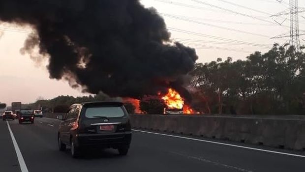 Asap hitam mengepul dari bus yang terbakar