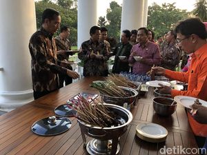 Jokowi Santap Sate Bareng Bupati Sambil Bahas Persoalan Daerah