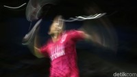 Tommy berusaha menjangkau bola.
