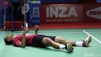 Tommy merayakan kemenangannya.