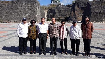 Bos Bank Dunia Pantau GWK Sambil Panas-panasan