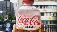 Bahkan, ia mencicip minuman kekinian yang sedang tren di Jepang. Hello from Osaka. Yang paling kekinian dan terkini saat ini di Jepang. coca cola clear only in Japan. No calories, no colour and, surprisingly, a slightly different flavour to regular Coke, tulis Sabrina dalam akun Instagramnya. Foto: Instagram @sabrinachairunnisa_