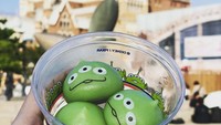 Lucu banget. Dessert berbentuk karakter Dinesy ini jadi camilan Sabrina saat sedang ke Tokyo DisneySea. Foto: Instagram @sabrinachairunnisa_