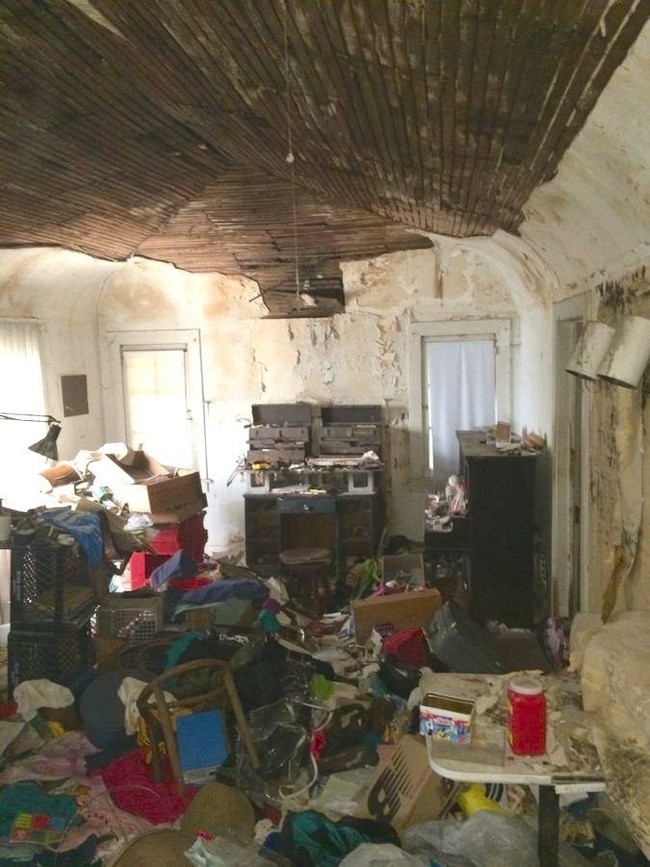 Puluhan tahun tidak terawat dan ditempati, bagian dalam rumah ini jadi lapuk. Ditambah tumpukan barang usang, rumah jadi seperti kapal pecah. Foto: Dok. Elite Readerss/ Tracy Do Real Estate