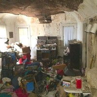 Puluhan tahun tidak terawat dan ditempati, bagian dalam rumah ini jadi lapuk. Ditambah tumpukan barang usang, rumah jadi seperti kapal pecah. Foto: Dok. Elite Readerss/ Tracy Do Real Estate