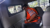 Syaiful Bahri masuk mobil tahanan.