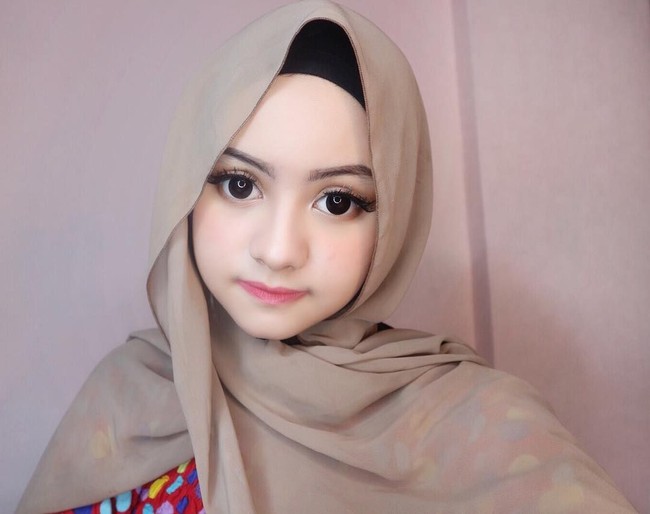 Hijabers cantik ini memiliki 702 ribu lebih pengikut di akun Instagramnya. Pemilik akun ID Tik Tok barbiebel ini juga memiliki banyak akun fanbase. Foto Instagram @biebel