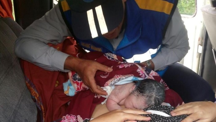 Seorang Wanita Melahirkan dalam Minibus di Tol Cipularang