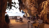 Main ke Krabi, Thailand, ada restoran di gua yang sangat cantik. The Grotto atau Cave Dining menghadirkan suasana romantis dengan menu BBQ seafood yang nikmat. Bonusnya, pemandangan laut yang tenang dan cantik! Foto: Rayavadee