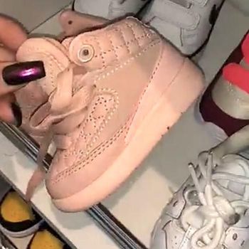 Masih Bayi, Anak Kylie Jenner Punya Koleksi Sepatu yang Bikin Iri
