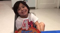 Ini momen ulang tahun Luca, putra bungsu Villa. Wah si kecil sudah berusia 4 tahun nih. Kue cokelat membuat ulang tahunnya meriah. Foto: Instagram @davidvilla