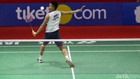 Momota berhasil mempertahankan keunggulan hingga babak pertama usai.