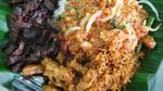 Aduh Enaknya! Sarapan Sego Pecel yang Sedap Komplet Ini