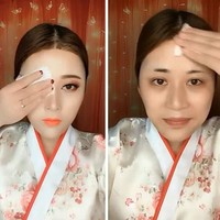 Transformasi berikut adalah salah satu tutorial yang bikin syok. Keahliannya dalam merias membuat gambar tersebut seperti menunjukkan dua wanita yang berbeda. Foto: Boredpanda