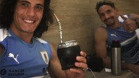 Lagi-lagi Cavani terlihat sedang menikmati Paraguay Mate. Dengan sedotan khusus, ia menikmati teh ini saat bersantai dengan teman satu timnya. Foto: Instagram @cavaniofficial21