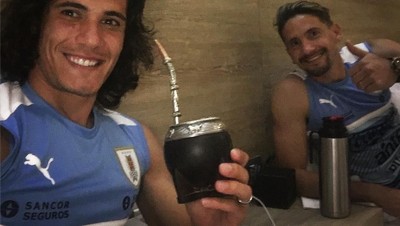 Ini Bukti Kalau Edinson Cavani Pintar Masak dan Gemar Minum Teh Mate!