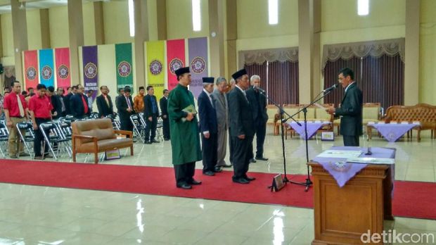 Bawa Keranda, Mahasiswa-Dosen Tolak Pelantikan Rektor Unigal