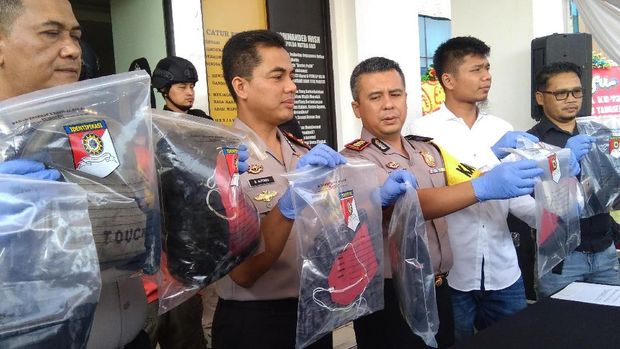 Pelaku ditembak kakinya karena melawan polisi.