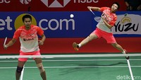 Pertandingan saling mengejar angka pun terjadi. Usai tak mampu memimpin di babak pertama, pasangan ganda campuran Jepang berusaha membayarnya di babak kedua. Namun, Owi/Butet tak ingin memberikan poin begitu saja bagi pasangan ganda campuran Jepang.
