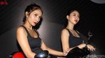 Aksi Gadis Seksi dengan Motor Italia