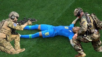 Mungkin Neymar harus dikawal di tiap pertandingan supaya tidak terus berpura-pura. Foto: Istimewa