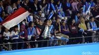 Mereka meneriakan berbagai yel-yel.