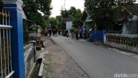 Polisi di TKP. Warga dilarang mendekat. Foto: Muhajir Arifin