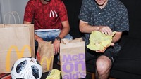 Pria bernama lengkap David Villa Sanchez ini kerap membagikan momen kulineran di instagramnya. Ia beberapa kali memamerkan pose saat menyantap fast food. Foto: Instagram @davidvilla