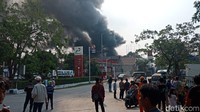 Pantauan di lokasi juga terdengar suara ledakan. Asap hitam pun masih membubung tinggi. (Eva/detikcom)