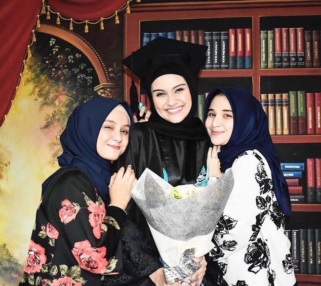 Sarah, Zeezee, dan Anisa, terlihat selalu kompak. Tiga wanita cantik ini juga sering terlihat berpose akrab di berbagai kesempatan. Foto: Instagram/zeezeeshahab